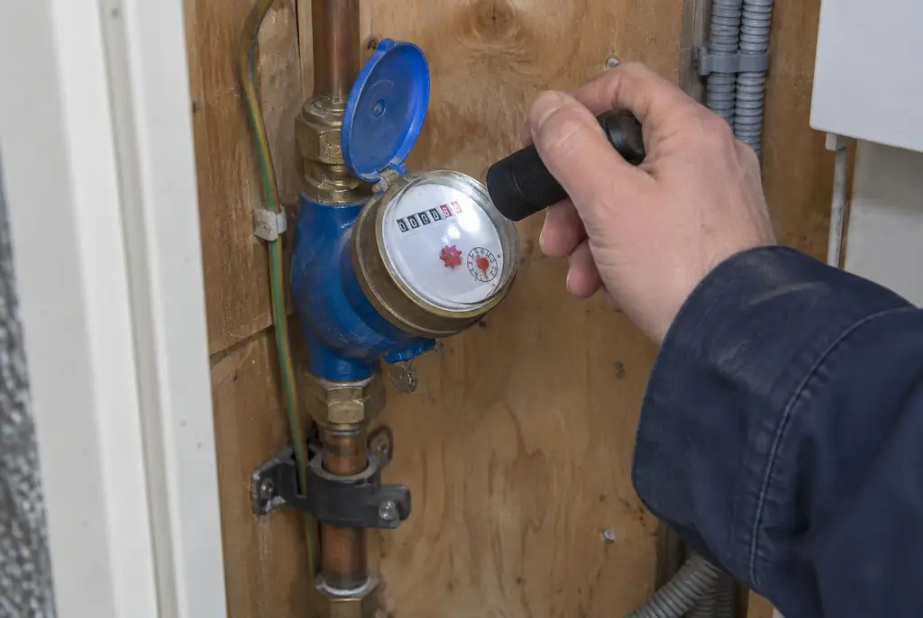 Lekdetectie Beekbergen – watermeter in de meterkast controleren met een zaklamp